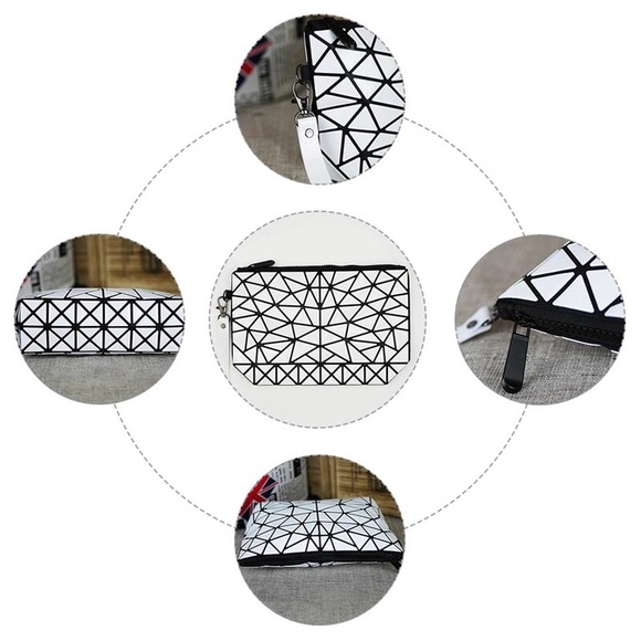 HOST PICK 💕 white geometric wrist bag - Picture 3 of 3